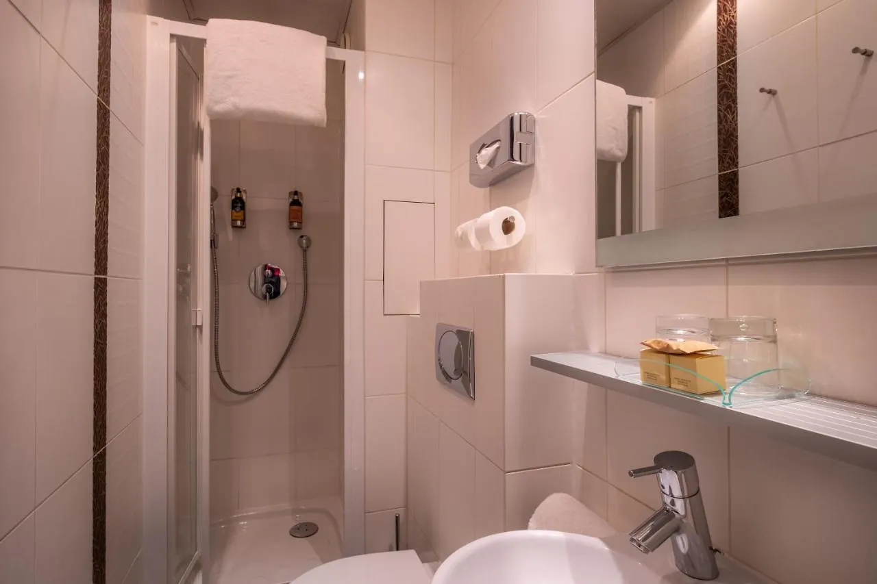 Hotel Courcelles Etoile